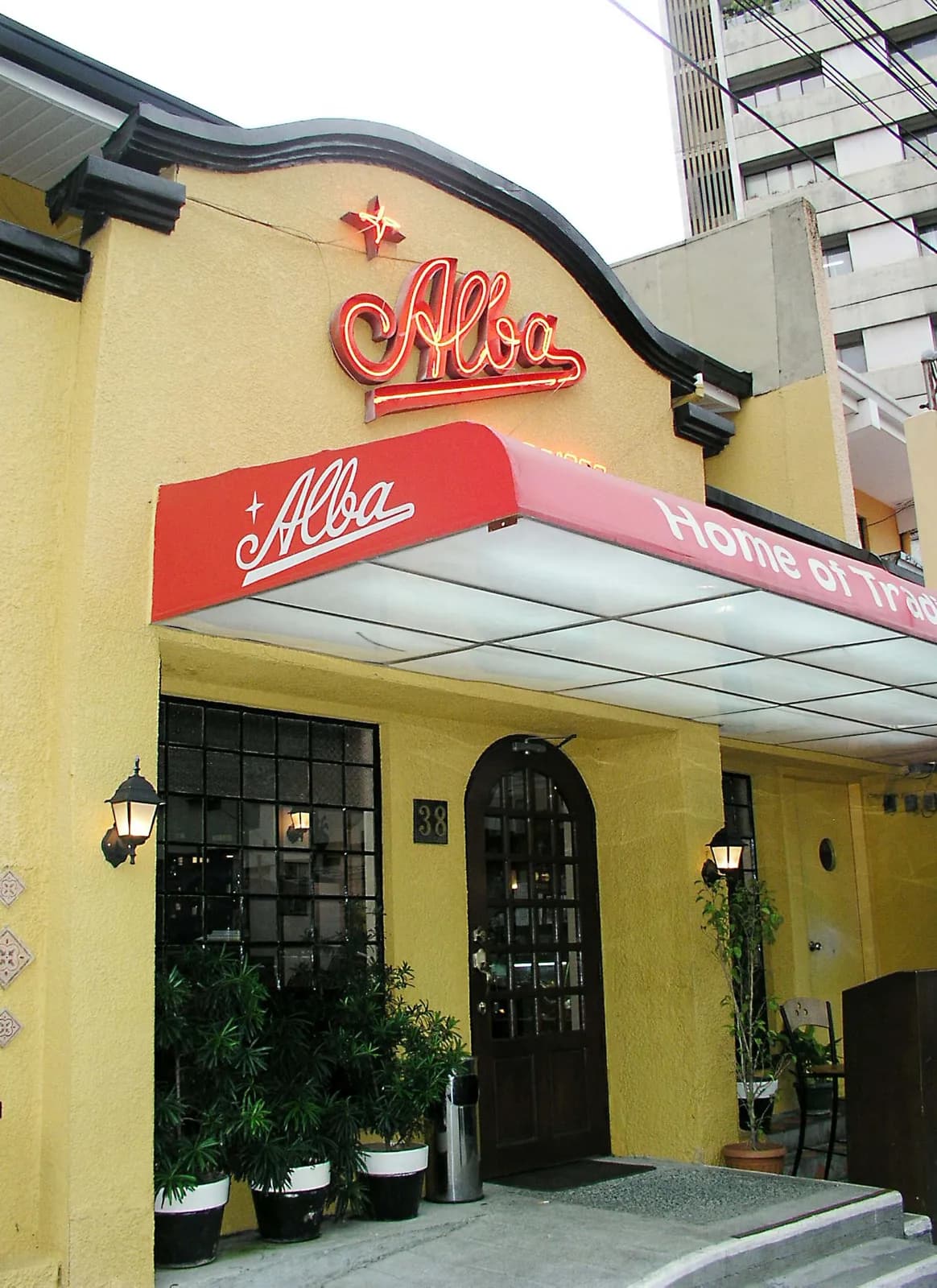 Alba's Polaris Street restaurant setting